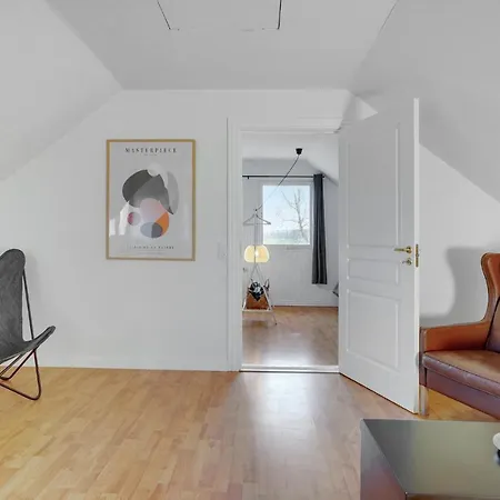 4 Bedroom Beautiful In Сasa de vacaciones *